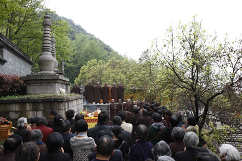 净芳大和尚率四众弟子清明节扫塔祭祖