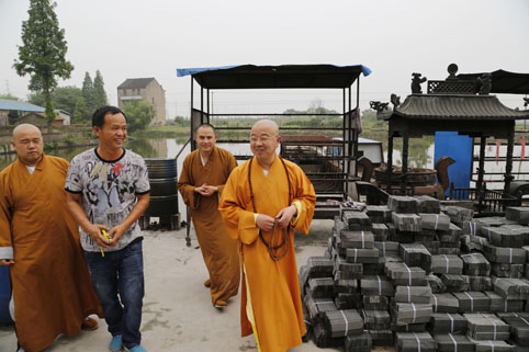 应礼诚法师之请,净芳大和尚为寺院亲笔题书《圆通禅寺》匾额以示勉励