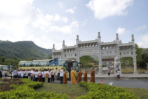 上虞多宝讲寺青年参学营一行参访炉峰禅寺