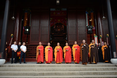 净芳会长被礼请为天宁禅寺传戒法会三师之教授阿阇黎