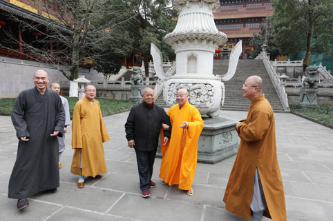 市佛教协会会长,炉峰禅寺方丈暨戒珠讲寺住持净芳大和尚