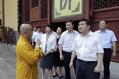 省人大常委会省民宗委领导视察炉峰禅寺